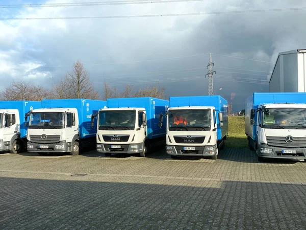 Meerdere Mercedes-Benz Atego trucks naast de magazijnen van Man trucks — Stockfoto