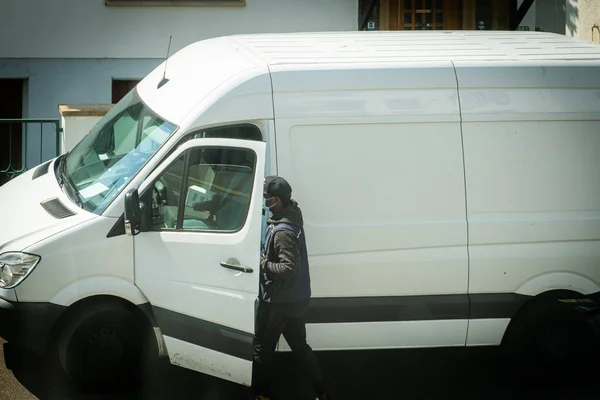 Livraison de colis employé portant un masque médical respiratoire — Photo