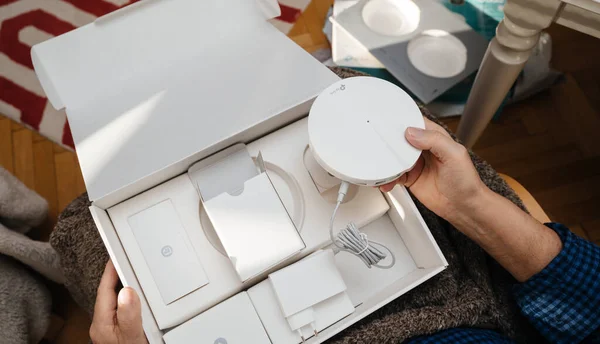 Senior mani maschili unboxing disimballaggio nuovo pacco da con rete Tp-link mesh — Foto Stock