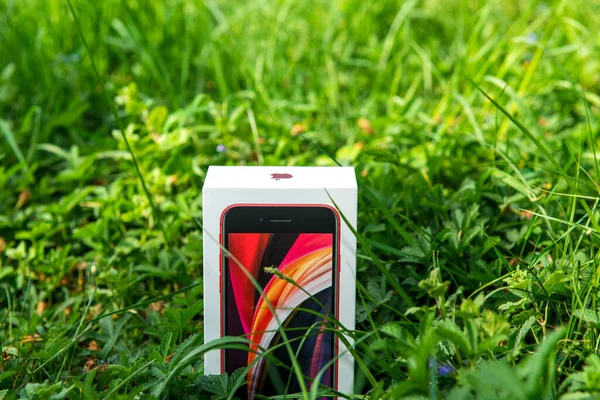 Nuevo presupuesto iPhone SE por Apple Computers unboxing en el día de lanzamiento en todo el mundo —  Fotos de Stock