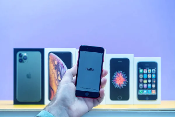 Новый бюджет iPhone SE смартфон от Apple Computers unboxing — стоковое фото