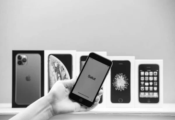 Νέος προϋπολογισμός iPhone SE smartphone από την Apple Υπολογιστές unboxing — Φωτογραφία Αρχείου