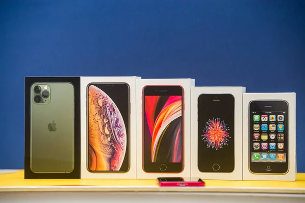 Nowy budżet iPhone SE smartfon przez Apple Computers unboxing — Zdjęcie stockowe