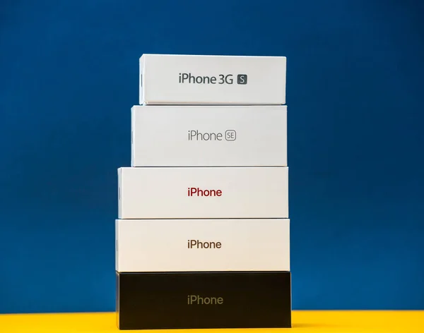 Nieuwe budget iPhone SE smartphone van Apple Computers unboxen — Stockfoto