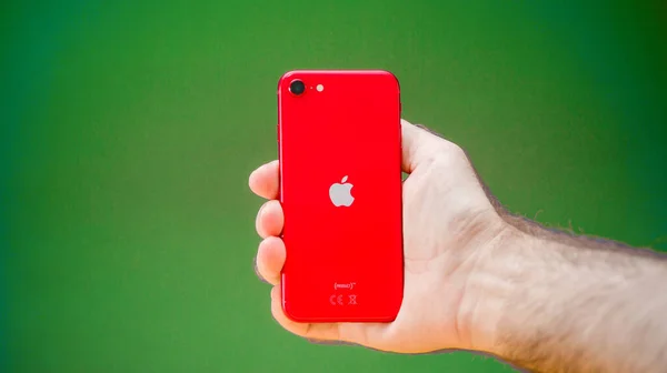 Nový rozpočet iPhone SE smartphone od Apple Computers unboxing modré pozadí — Stock fotografie