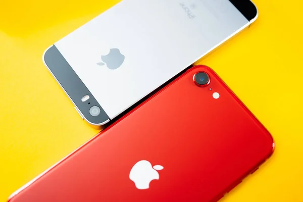 Nowy budżet iPhone SE smartfon przez Apple Computers unboxing — Zdjęcie stockowe