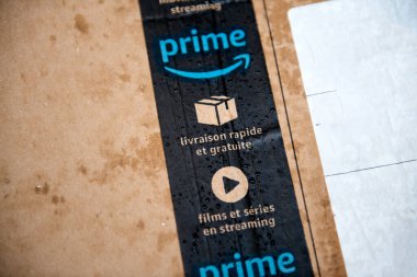 POV erkek eli ıslak Amazon Prime paketini işaret ediyor.
