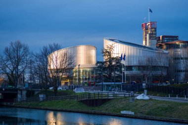 Strazburg 'daki Avrupa İnsan Hakları Mahkemesi binası açık mavi gökyüzü