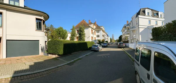 Vista panorâmica ultra grande angular da rua francesa sem pessoas durante o bloqueio geral — Fotografia de Stock