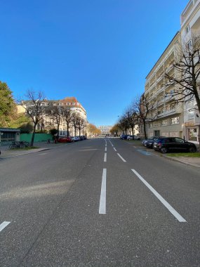 Covid-19 Coronavirus salgını sırasında boş caddenin panoramik geniş görünümü