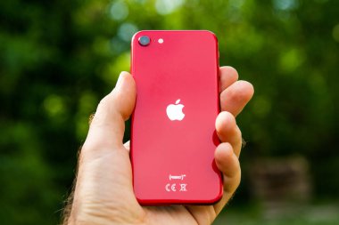 Apple Bilgisayarlarının yeni bütçe iPhone SE 'si dünya çapında lansman gününde açılıyor