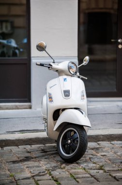 Güzel bej Piaggio Vespa scooter Orta Viyana 'da park edilmiş.