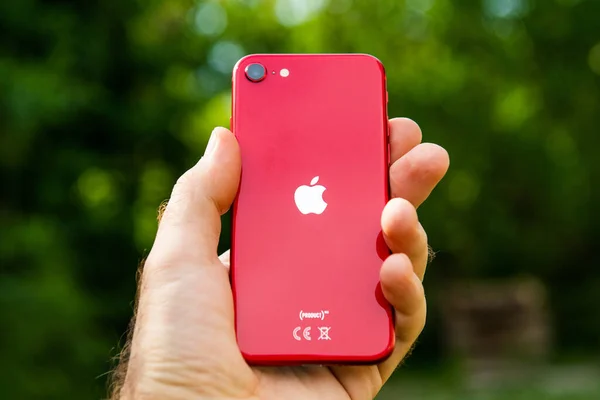 Новый бюджет iPhone SE от Apple Computers unboxing на всемирный день запуска — стоковое фото