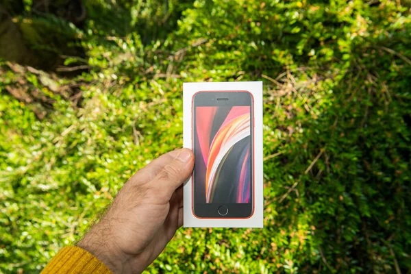 New budget iPhone SE by Apple Computers unboxing on worldwide launch day — Stock Photo, Image