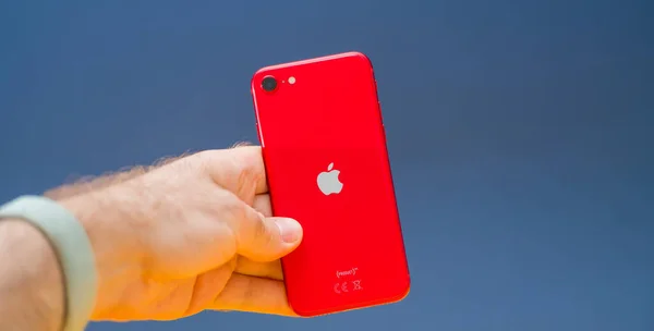 Apple Bilgisayarlarının mavi arkaplanı açan yeni bütçeli iPhone SE akıllı telefonu — Stok fotoğraf