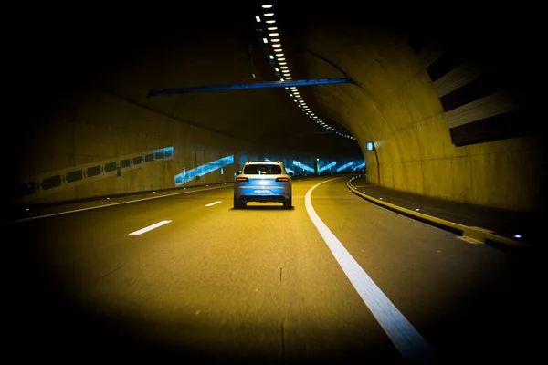 Conducción rápida Porsche SUV en el largo túnel austriaco — Foto de Stock