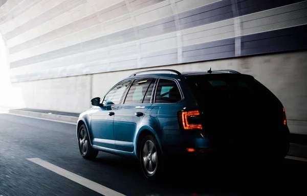 Nieuwe snel rijdende Skoda Octavia estate car verlaat de tunnel — Stockfoto