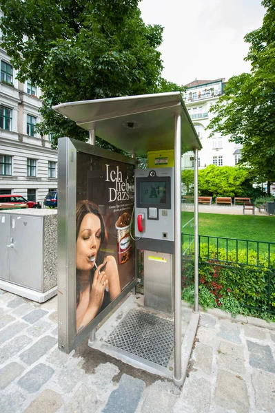 Cabine telefónica A1 vintage no centro de Viena com placa publicitária para Haagen-Dazs — Fotografia de Stock
