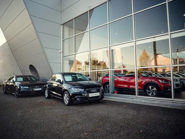 Deutsches Autohaus UDI mit zwei schwarzen Luxusautos vorn — Stockfoto