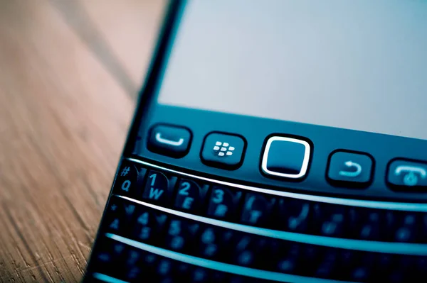 Macro view of QWERTY keyboard smartphone manufactured by Blackberry rim — стоковое фото