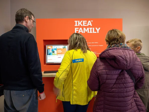 Vue arrière des personnes devant le kiosque numérique au magasin IKEA — Photo