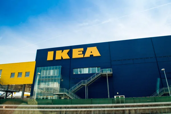 Pohled na modrý obchod IKEA modrá stěna žluté logo — Stock fotografie