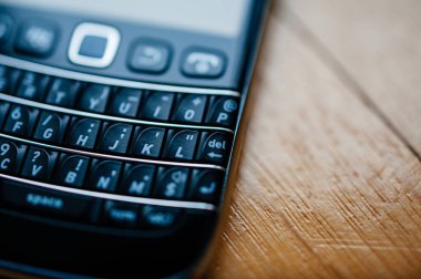 Londra, Birleşik Krallık - 21 Nisan 2013: Blackberry RIM Motion Motion akıllı telefonu klavyesindeki tuşların yakın plan makro görüntüsü