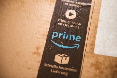 Lyon, Fransa - 7 Ağustos 2019: Taze teslimat Amazon Prime paket karton yağmurlu hava şartları altında birden fazla su damlası teslim edilir