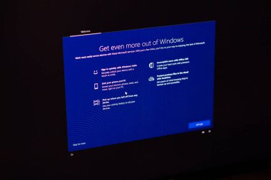 Londra, Birleşik Krallık - 28 Mart 2020: OS işletim sisteminin güncellenmesi sırasında insan eli POV modern bir Microsoft Windows PC bilgisayarına dokunuyor