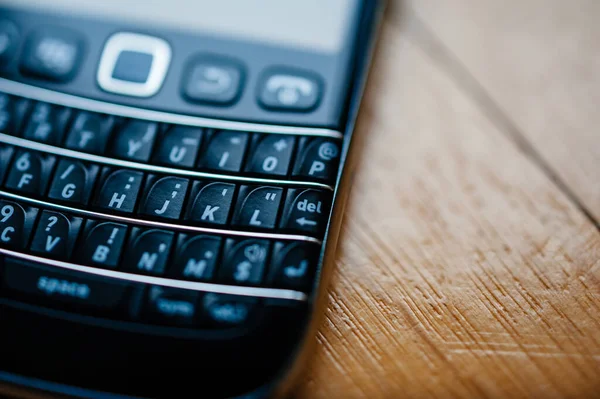 Londra, Birleşik Krallık - 21 Nisan 2013: Blackberry RIM Motion Motion akıllı telefonu klavyesindeki tuşların yakın plan makro görüntüsü