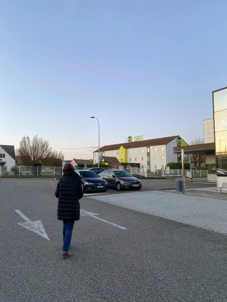 法国文登海姆 2020年3月13日 单身女性走向B B酒店和停在前排的汽车的后景 — 图库照片