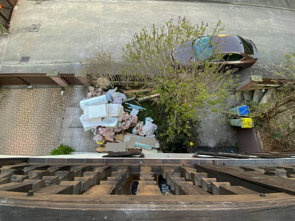 前に駐車高級車と家の庭の改装中の大規模な建設廃棄物の破片の空中ビュー — ストック写真