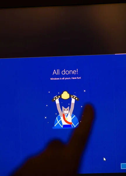 英国伦敦 2020年3月28日 在操作系统更新期间 All Done Message Man Hand Pov触摸现代微软Windows个人电脑的触摸屏 — 图库照片