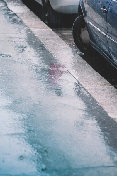 Regen Weer Lege Straat Met Auto Geparkeerd Buurt Bordures — Stockfoto