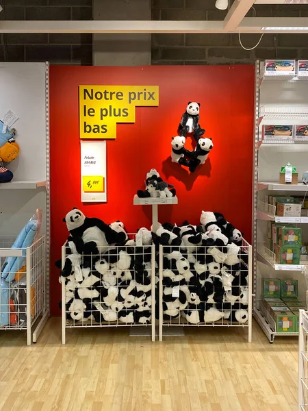 Plusieurs jouets Panda à vendre à un prix spécial à l'intérieur IKEA — Photo