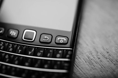 Londra, Birleşik Krallık - 21 Nisan 2013: Lüks Blackberry akıllı telefonunun tam qwerty klavyeli siyah ve beyaz görüntüsü - eğik kaydırmalı lens
