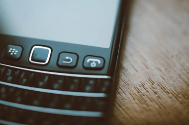 Londra, Birleşik Krallık - 21 Nisan 2013: Lüks Blackberry akıllı telefonun tam qwerty klavye - eğim-kaydırma lensli vintage görüntüsü