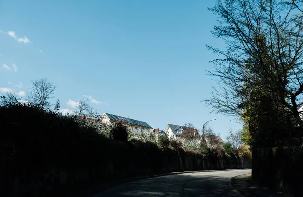 Strada Una Città Tedesca Con Case Tetti Sfondo Coperti Più — Foto Stock