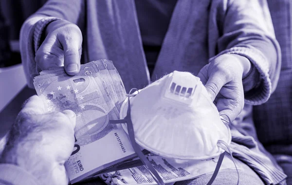 Erkek Kadına Ffp2 Cerrahi Solunum Cihazı Için Para Teklif Ediyor — Stok fotoğraf