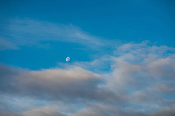 Szczegóły Pięknego Woskowania Bełkotliwy Księżyc Piękne Błękitne Niebo Kilka Rozrzuconych — Zdjęcie stockowe