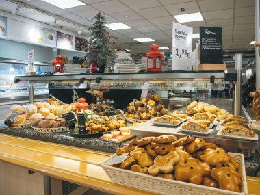 Lezzetli İsveç ve Fransız yemekleri IKEA mobilyalarında