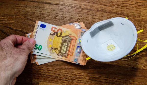 Billets de banque de 50 euros sous masque industriel FFP2 lors de la pénurie mondiale de coronavirus — Photo