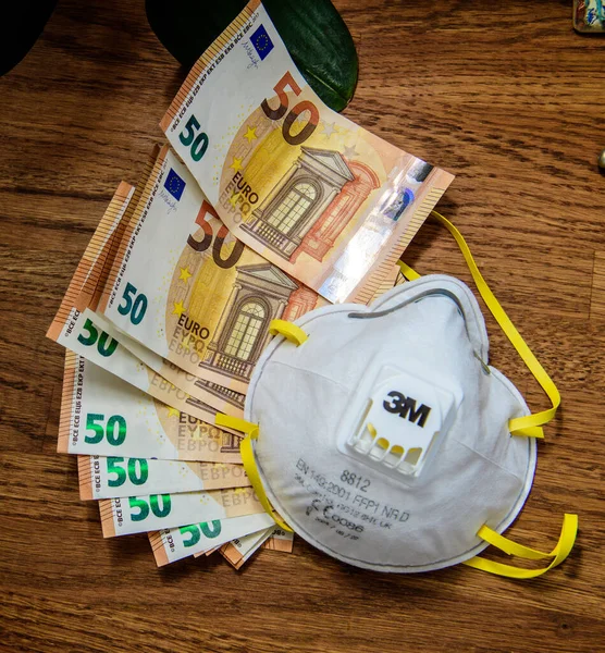 Des milliers d'euros billets de banque pour la construction industrielle 3M Chemicals FFP2 masque facial — Photo