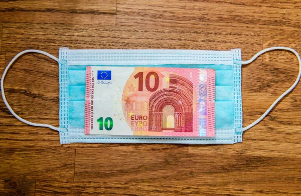 Masque médical avec 10 euros billets d'argent euros pendant le Coronavirus — Photo