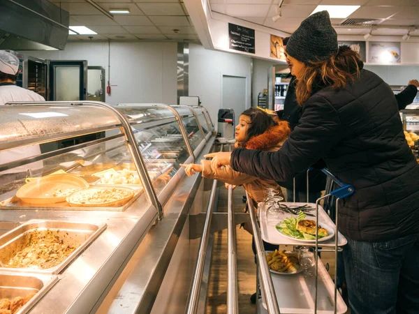 Compras familiares de comida en el restaurante IKEA Food court deliciosas albóndigas suecas —  Fotos de Stock