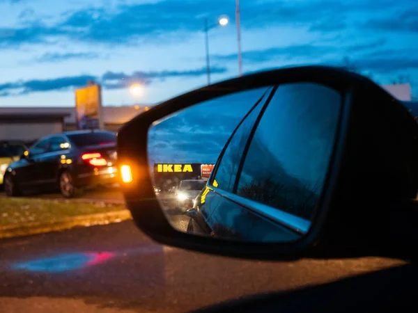 Fahrerflucht im Rückspiegel mit Ikea-Möbelhaus-Logo — Stockfoto