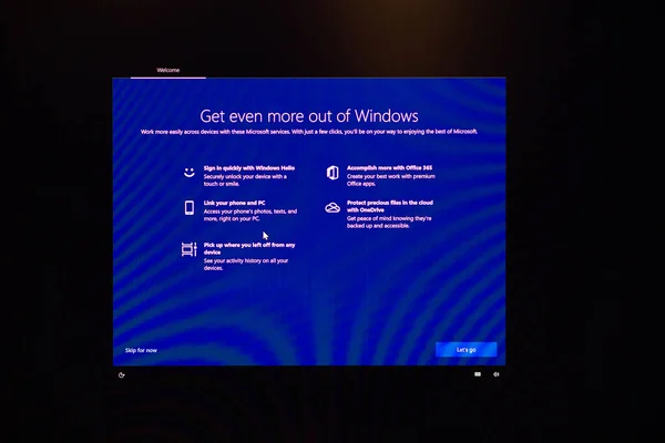 操作系统更新期间的微软Windows个人电脑 — 图库照片