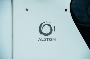 Fransız şehrinde yeni bir tramvay beyaz gövdesinde alstom logosu