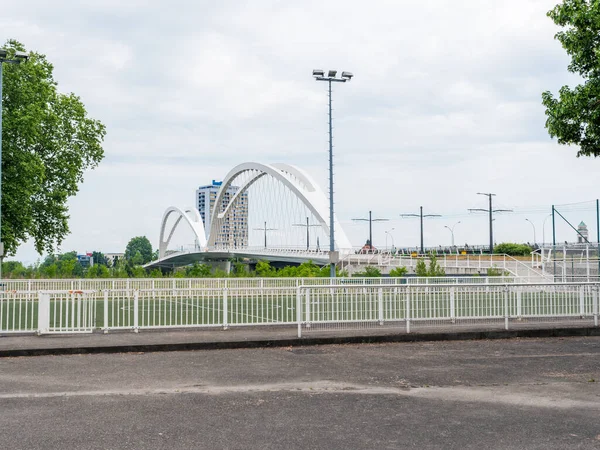 Leerer Fußballplatz Kehl-Stadt im Hintergrund — Stockfoto