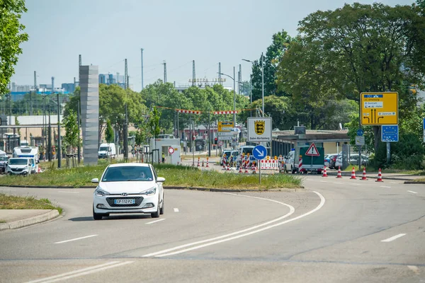 COVID 19 koronavirüs epidemisi nedeniyle güvenlik bölgesiyle Almanya 'dan Fransa' ya